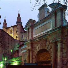 Urbino. Portale di ingresso alla città con torri del Palazzo Ducale.