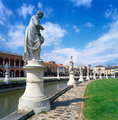 Fototapeta premium Padova. Prato della Valle. Canale con statue di Personaggi.