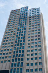 Fototapeta na wymiar modern skyscraper building with blue sky in Rotterdam 