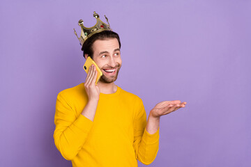 Photo portrait bearded man wearing golden crown smiling talking on cellphone isolated pastel violet...
