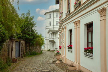 Leere Gasse in Saßnitz, wartend auf Touristen an der Ostsee mit Architektur