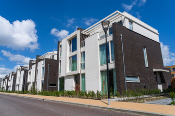 Obraz premium Modern houses in a row in a new residential district in Groningen.