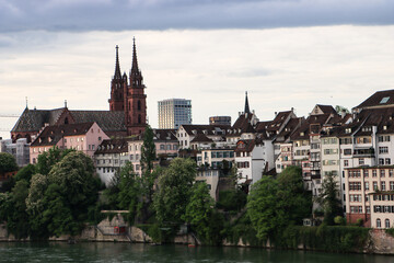 Obraz premium Basel; Grossbasler Altstadtufer mit Münster