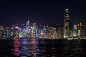Fototapeta na wymiar Wieżowce na wyspie Hong-Kong oświeltone bogato po zmierzchu 