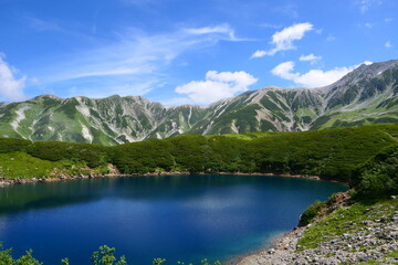 Fototapeta na wymiar 中部山岳国立公園。室堂からみくりが池と立山を望む。富山、日本。８月下旬。