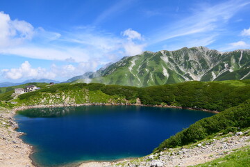 Naklejka na ściany i meble 中部山岳国立公園。室堂からみくりが池と立山を望む。富山、日本。８月下旬。