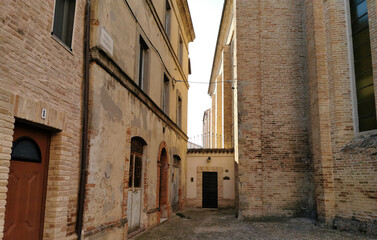 Fototapeta na wymiar Scorcio di un antico borgo medioevale mura di una chiesa e case