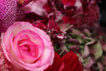 ピンクのバラのフラワーアレンジメント
