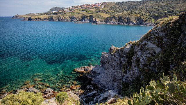 small cove on a rocky coast on mediterranean coast, cote rocheuse et mer bleue