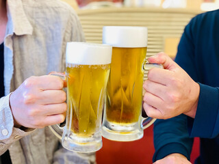 ビールジョッキで乾杯する2人の男性の手 © smile