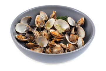 Assiette de coques cuites en gros plan sur fond blanc