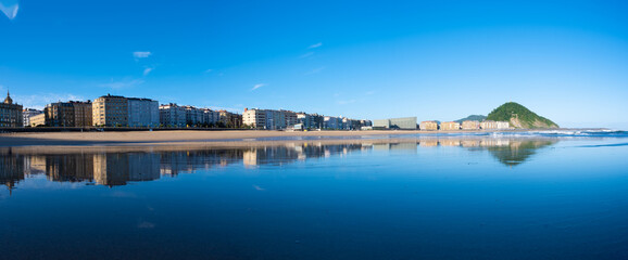 Obraz premium La ciudad de Donostia-San Sebastian se refleja en la playa de la zurriola, Euskadi