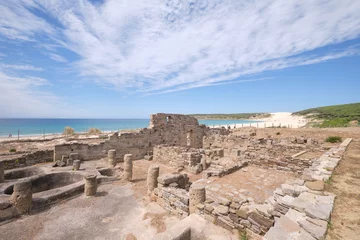 Selbstklebende Fototapete Strand Bolonia, Tarifa, Spanien Conjunto arqueológico de las Ruinas de Baelo Clauida en la playa de bolonia, Cádiz.