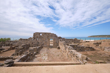 Vista de un muro de la zona de la factoría de atún de la antigua ciudad romana de Baelo Clauida
