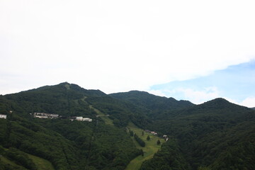Fototapeta na wymiar 志賀高原の夏。山の中の夏のゲレンデ