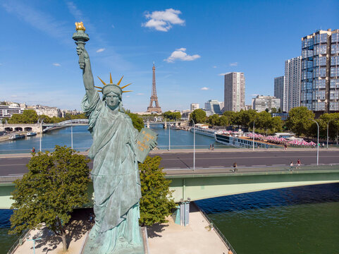 Statue de la Libert&eacute; &agrave; Paris avec la Tour Eiffel en arri&egrave;re plan..Statue of liberty in Paris with the Eiffel Tower in the background