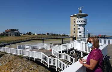 Frau mit Maske an der Alten Liebe in Cuxhaven