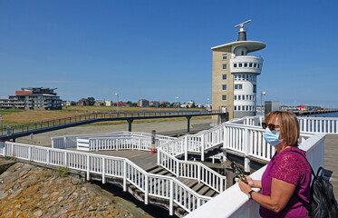 Frau mit Maske an der Alten Liebe in Cuxhaven