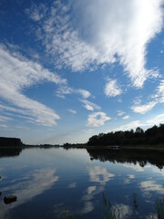 Fototapeta na wymiar widok spokojnego jeziora z kontrastującym niebem., gdzieś w Polsce
