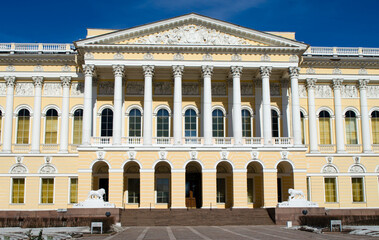 Obraz premium Entrance to the State Russian Museum in Saint Petersburg, Russia