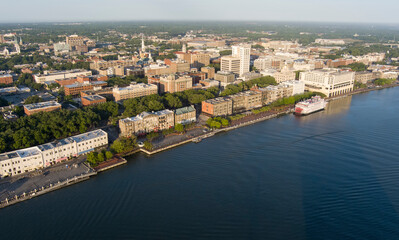 Obraz premium Aerial view of Savannah including River Street at sunrise.