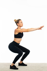 Obraz premium Young sporty woman work out isolated on white