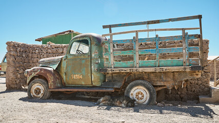 Obraz premium Old green car in a village.
