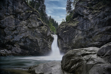 Wasserfall fällt in einer Klamm