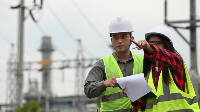 Two engineer working at power plant,Work together happily,Help each other analyze the problem,Consult about development guidelines