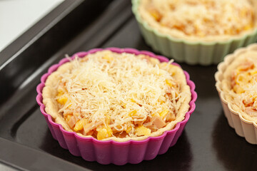 Preparation of a delicious cheese and ham tartlet