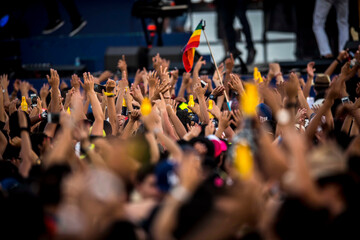 concierto de música y bandera lgbt