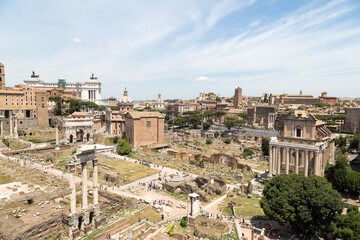 Fototapeta na wymiar Vista panorâmica das antigas ruínas do império romano na Itália
