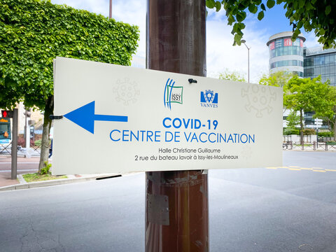 Arrow sign indicating the direction to a Covid-19 vaccination center near Paris, France