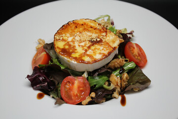 Ensalada de queso de cabra caramelizado con nueces y tomate