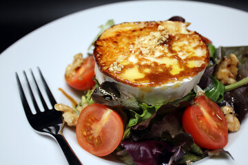 Ensalada de queso de cabra caramelizado con nueces