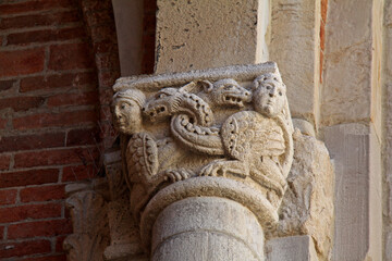 capitello con figure di mostri e volti umani; basilica di Sant'Eufemia, Piacenza