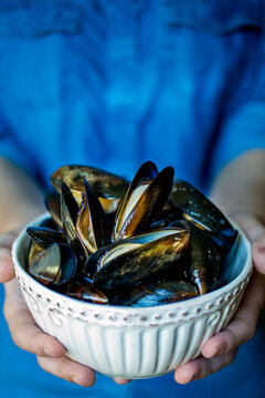 Bowl of black shelled mussels
