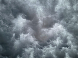 Nuvens carregadas para chuva com formações bonitas e aleatórias. 