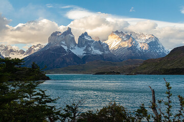 Fototapeta na wymiar paisagem do lago pehoe com suas águas turquesa ao entardecer e ao fundo as majestosas montanhas do parque nacional Torres del Paine