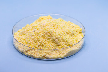 Sulfur or sulfur is a chemical element used for sulfuric acid for batteries, gunpowder making and rubber vulcanization.