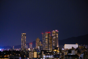 神戸市の夜景。六甲の山並みを背景に高層マンションが立ち並ぶ。自然と都会が近い神戸特有の景観。