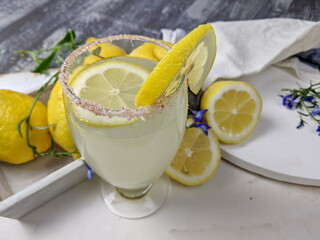 A glass of lemonade with lemons