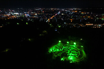 観音寺市の人気観光地の琴弾公園銭形砂絵のライトアップ