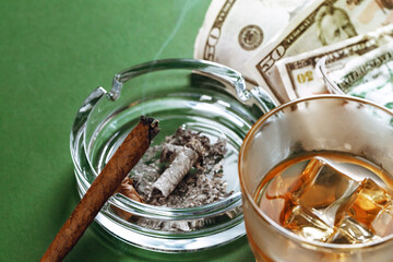 Fototapeta premium Cuban cigar and money on green background