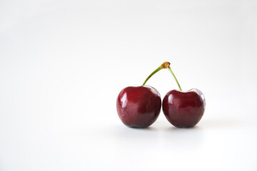 ダークチェリーを白バックで