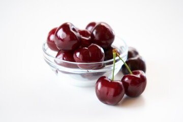 ダークチェリーを白バックで