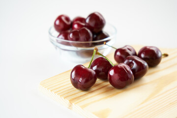 ダークチェリーを白バックで