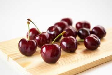 ダークチェリーを白バックで