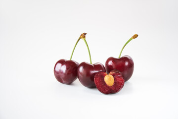 ダークチェリーを白バックで