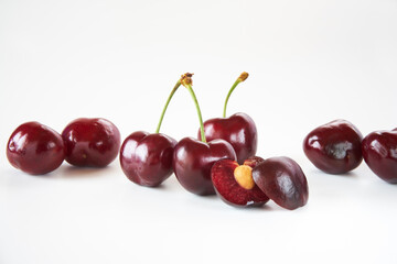 ダークチェリーを白バックで